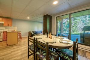 ein Esszimmer und eine Küche mit einem Tisch und Stühlen in der Unterkunft Panorama Resort 2 Bedroom Creekside Condo in Panorama