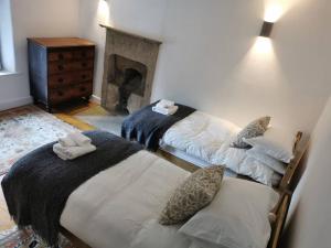 Katil atau katil-katil dalam bilik di Bridgefoot Cottage