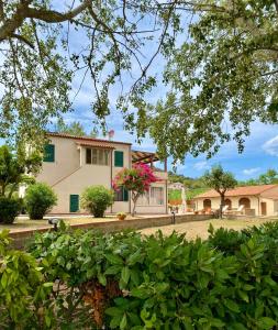 a view of a house from the garden at Podere Il Ritorno in Portoferraio