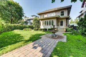 una casa con una fontana in cortile di Charming MPLS Home with Patio - Walk to Uptown! a Minneapolis