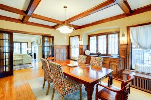 una sala da pranzo con tavolo e sedie in legno di Charming MPLS Home with Patio - Walk to Uptown! a Minneapolis