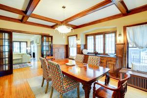 comedor con mesa de madera y sillas en Charming MPLS Home with Patio - Walk to Uptown!, en Minneapolis