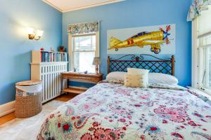 una camera con un letto e un piano a muro di Charming MPLS Home with Patio - Walk to Uptown! a Minneapolis