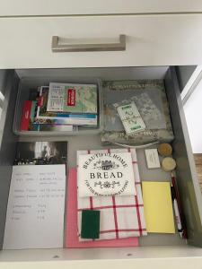 un tiroir rempli de livres et d'autres articles dans l'établissement Aux Grands-Vergers, à Bruson