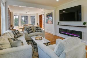 uma sala de estar com dois sofás e uma lareira em Contemporary Cohoes Retreat with Electric Fireplace! em Cohoes