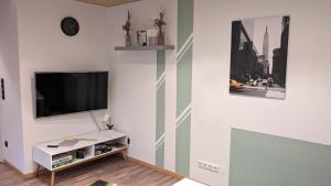 TV a/nebo společenská místnost v ubytování Ferienwohnung Rumbeck