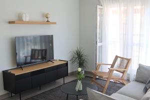 - un salon avec une télévision et un canapé dans l'établissement Apartments in Vimianzo, The Heart of Costa da Morte, à La Corogne
