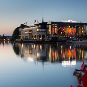 塞納河畔埃皮奈的住宿－"Olympic Sweet Home" Paris Stade de France，一座位于湖边的建筑物