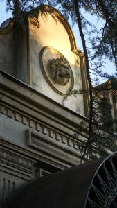 Un edificio con una statua di leone sul lato. di Karvi Hostel & Suites a Batumi