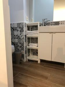 a bathroom with a sink and a toilet at Cero estrellas Cabildo in Sanlúcar de Barrameda