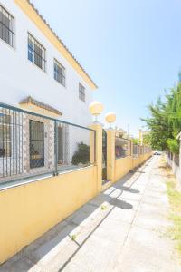 una larga valla amarilla al lado de un edificio en Piso Velero Cerca a la Playa Sanlucar de Barrameda, en Sanlúcar de Barrameda
