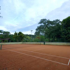 a tennis court with a net on top of it at HOTEL FAZENDA ROCHEDO in Conservatória