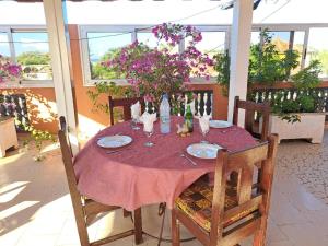 Ouoran的住宿－Le Kenkeni，一张桌子,上面放有盘子和瓶装葡萄酒