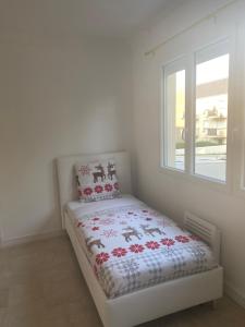 a bed in a room with a window at Janakpur Home in Palaiseau