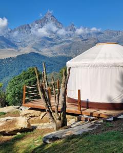 Uma vista geral da montanha ou uma vista da montanha a partir da tenda de luxo
