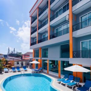 una imagen de un hotel con piscina, sillas y sombrillas en Chabana Kamala Hotel, en Kamala Beach