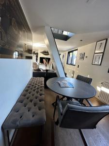 ein Esszimmer mit einem Tisch, Stühlen und einer Treppe in der Unterkunft Houseboat Amsterdam in Amsterdam