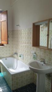 een badkamer met een bad en een wastafel bij La dimora delle terme di Segesta in Castellammare del Golfo