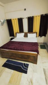 a bedroom with a large bed in a room at Hotel The Aparna Residency in Āsansol