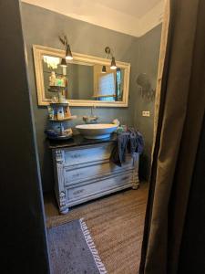 een badkamer met een wastafel en een spiegel bij Landhaus Spanier in Nonnweiler