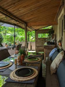 een patio met een tafel met borden erop bij Landhaus Spanier in Nonnweiler