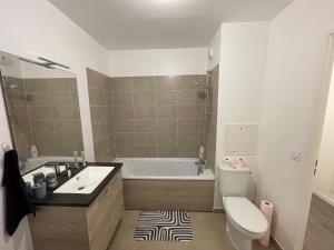 Ένα μπάνιο στο Chambre cosy dans appartement neuf tout équipé
