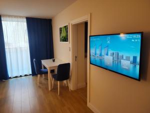 TV a/nebo společenská místnost v ubytování Blue-Panorama Hotel Orbi City