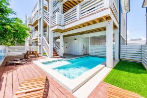 uma piscina no quintal de uma casa em New Luxury Villa and Private Pool-Cart-Ocean View! em Port Aransas