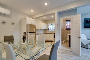 Fotografie z fotogalerie ubytování Stylish Harveys Lake Apt - Steps to the Water! v destinaci Harveys Lake