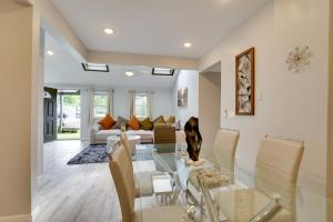 Fotografie z fotogalerie ubytování Stylish Harveys Lake Apt - Steps to the Water! v destinaci Harveys Lake