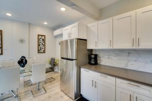 Fotografie z fotogalerie ubytování Stylish Harveys Lake Apt - Steps to the Water! v destinaci Harveys Lake