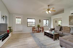 Ruang duduk di Second-Floor Harveys Lake Apartment with Deck!