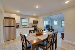 cocina y comedor con mesa y sillas en Second-Floor Harveys Lake Apartment with Deck!, en Harveys Lake