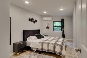 Un dormitorio con una cama grande y una ventana en Second-Floor Harveys Lake Apartment with Deck!, en Harveys Lake