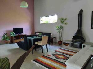 a living room with a couch and a fireplace at Juiz de Fora, casa linda com piscina, sauna e lareira in Juiz de Fora