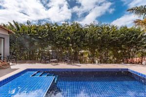 Der Swimmingpool an oder in der Nähe von Juiz de Fora, casa linda com piscina, sauna e lareira