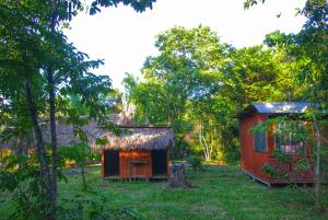 een klein huis midden in een tuin bij Niwe Mai plant medicine retreat in Tambo