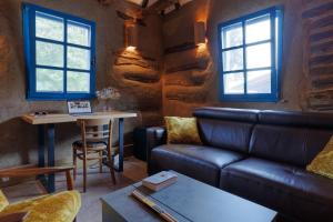 下米拉諾瓦茲的住宿－Zeleni zaliv-The Green Bay，客厅配有真皮沙发和桌子
