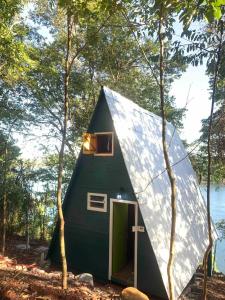 ein winziges Haus mit Dachschräge in der Unterkunft Refúgio Iguassu chalé com tranquilidade entre o Rio Iguaçu e o Parque Nacional in Capanema