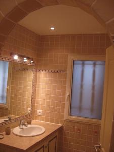 La salle de bains est pourvue d'un lavabo et d'un miroir. dans l'établissement Rez de villa, 2 pièces, 2 à 4 pers, à 250 m plage et centre-ville, à Cavalaire-sur-Mer