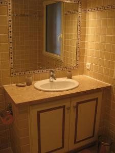 y baño con lavabo y espejo. en Rez de villa, 2 pièces, 2 à 4 pers, à 250 m plage et centre-ville en Cavalaire-sur-Mer