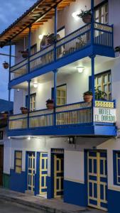 un hotel con balconi blu su un edificio di Hotel Dorado Jardín a Jardin