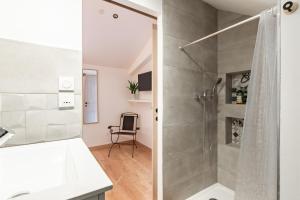 een badkamer met een douche en een wastafel bij Charmante Maison Climatisée avec son Jardin à 10 minutes de DIJON in Marsannay-la-Côte