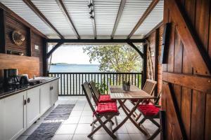 聖呂斯的住宿－Alizé，阳台的厨房配有桌椅