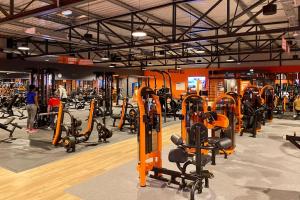 un gimnasio con un montón de máquinas de correr en él en Grand appartement lumineux., en Denain