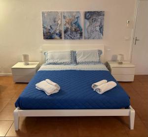 a bedroom with a bed with two towels on it at A Quattro Passi Dalle Mura in Lucca
