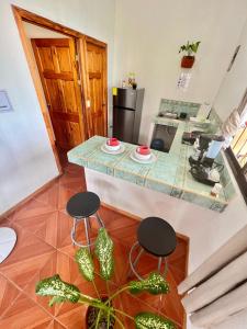 una vista aérea de una cocina con encimera y taburetes en Mochis en Quepos