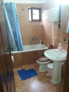 La salle de bains est pourvue de toilettes, d'un lavabo et d'une baignoire. dans l'établissement MS Stojic, à Nova Varoš