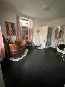 Gemütliches Doppelbett-Zimmer in Schöftland في Schöftland: غرفة معيشة مع أريكة وكرسي