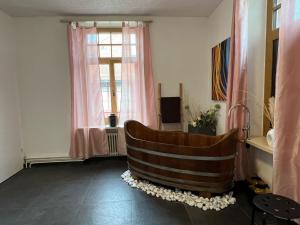 Gemütliches Doppelbett-Zimmer in Schöftland في Schöftland: غرفة بها كرسي خشبي أمام نافذة